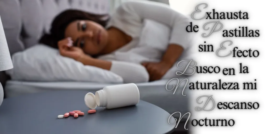 Mujer dormida con frasco de pastillas volcado en la mesita, subrayando la búsqueda de soluciones naturales como los aceites esenciales para un sueño reparador, en contraposición a los medicamentos convencionales.