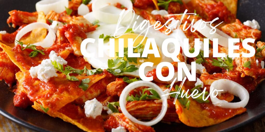 Plato colorido de chilaquiles con huevo, aderezado con fresco cilantro, ejemplificando la versatilidad de esta hierba como 'ajonjolí de todos los moles' en la cocina mexicana. 